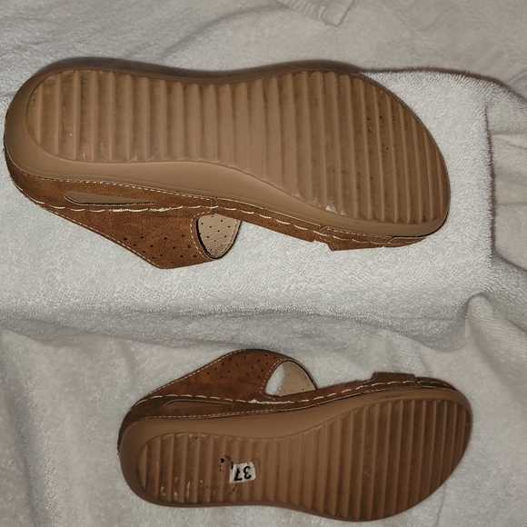 Set of 2 temu sandals, one brown and one blue - Picture 2 of 8